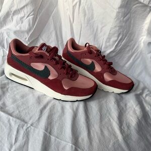 Nike Air Max SC SE Women's 7.5 Red- Deep Jungle Cedar